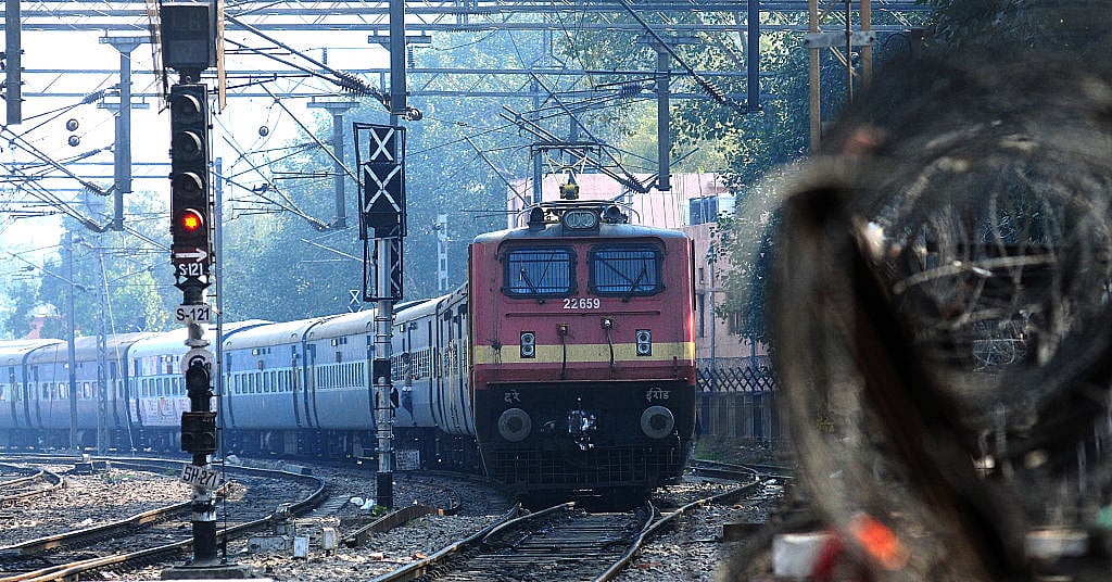 आकार पटेल का लेख: क्या कोई समझाएगा कि अनलॉक 4.0 में भी विमानों को इजाजत लेकिन ट्रेन और सिनेमाघर को नहीं!
