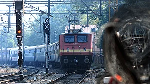 आकार पटेल का लेख: क्या कोई समझाएगा कि अनलॉक 4.0 में भी विमानों को इजाजत लेकिन ट्रेन और सिनेमाघर को नहीं!