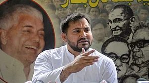 बिहार के युवाओं से तेजस्वी ने किया रोजगार का वादा, टोल फ्री नंबर किया जारी