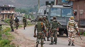 जम्मू-कश्मीर: बडगाम में सुरक्षा बलों की बड़ी कार्रवाई, लश्कर के 4 मददगार गिरफ्तार, हथियार और गोला-बारूद बरामद