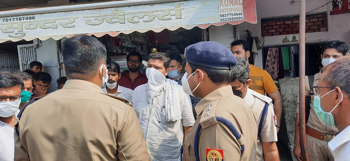 अलीगढ़ में दिनदहाड़े ज्वैलरी शॉप पर लाखों की लूट, फिल्मी अंदाज़ में लूट को दिया अंजाम, देखें वीडियो