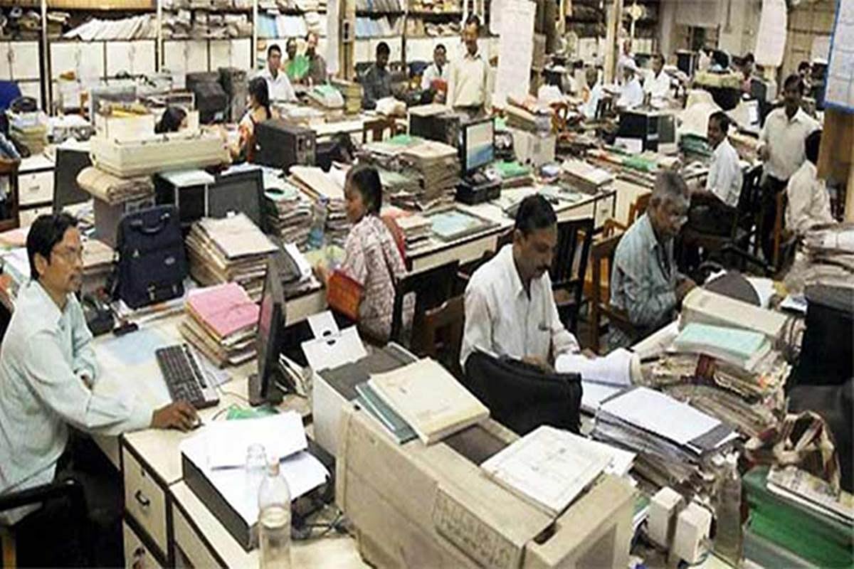 बेरोजगारों की बढ़ती संख्या से बेपरवाह सरकार, क्या सचमुच सरकारी नौकरी के दिन लद गए?
