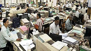 बेरोजगारों की बढ़ती संख्या से बेपरवाह सरकार, क्या सचमुच सरकारी नौकरी के दिन लद गए?