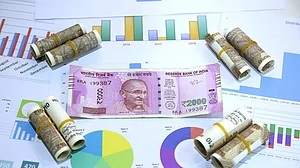 ईएमआई चुकाने से मिल सकती है और छूट, सरकार ने सुप्रीम कोर्ट में कहा- 2 साल बढ़ सकती है लोन मोरेटोरियम की अवधि