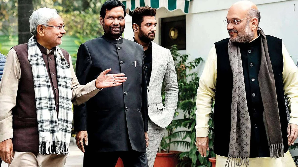 बिहार चुनाव से ऐन पहले एनडीए की टीम का हर खिलाड़ी एक-दूसरे की टांग खींचने में जुटा