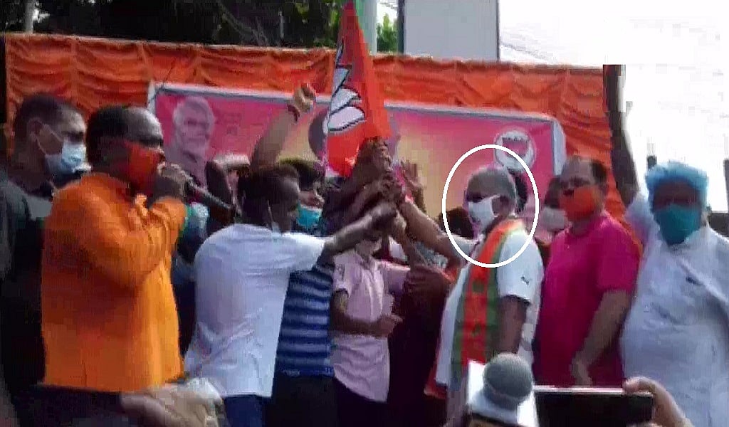 सामाजिक दूरी पर PM की अपील को बंगाल BJP अध्यक्ष ने दिखाया ठेंगा! कार्यक्रम में उड़ाईं सोशल डिस्टेंसिंग की धज्जियां
