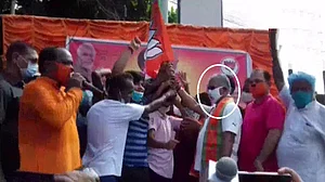 सामाजिक दूरी पर PM की अपील को बंगाल BJP अध्यक्ष ने दिखाया ठेंगा! कार्यक्रम में उड़ाईं सोशल डिस्टेंसिंग की धज्जियां