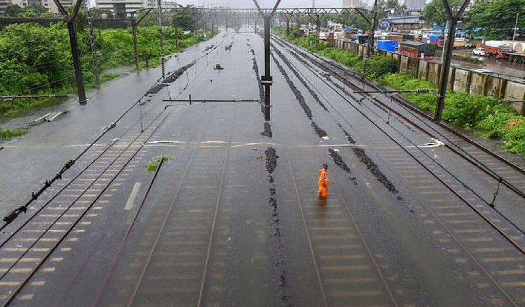 मूसलाधार बारिश से मुंबई बेहाल, सड़क से लेकर रेलवे ट्रैक तक जलजमाव, निजी और सरकारी संस्थानों में छुट्टी घोषित