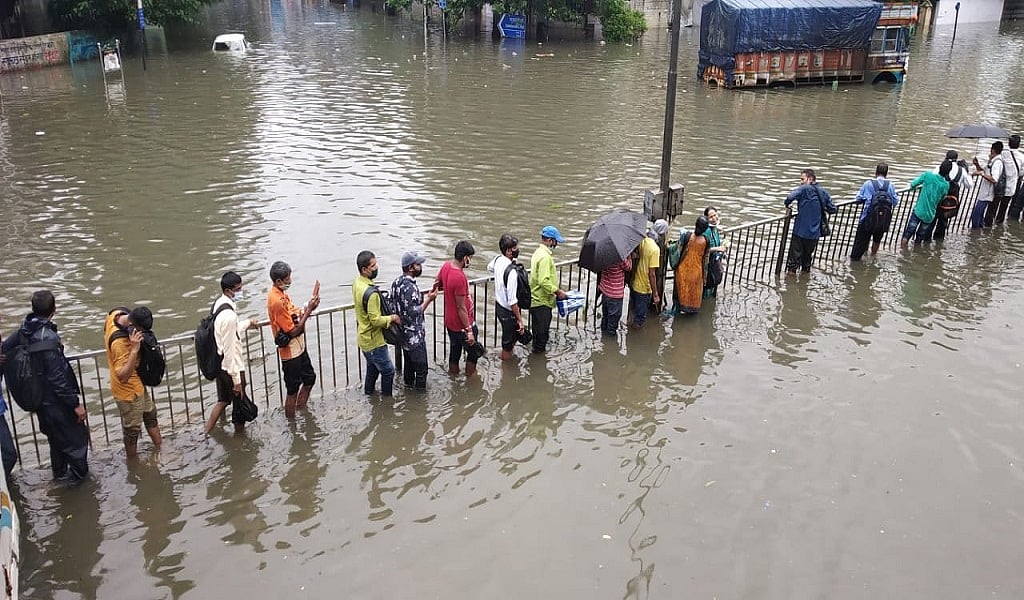 मूसलाधार बारिश से मुंबई बेहाल, सड़क से लेकर रेलवे ट्रैक तक जलजमाव, निजी और सरकारी संस्थानों में छुट्टी घोषित