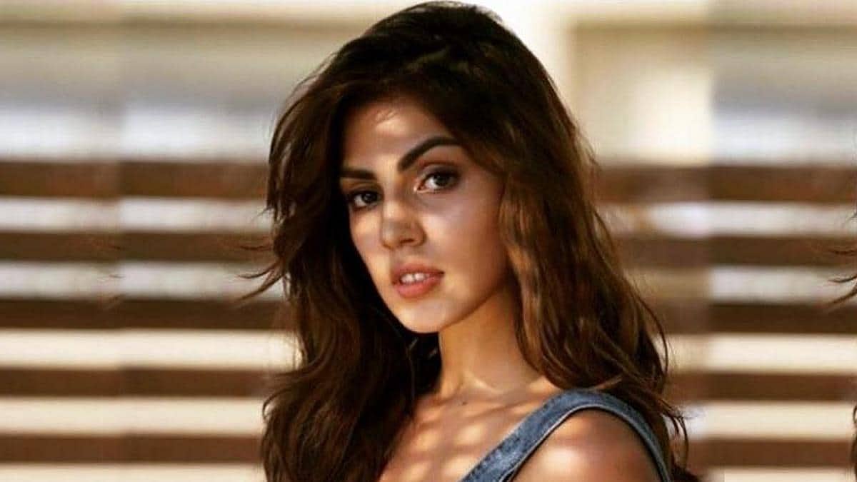 सुशांत केस में रिया चक्रवर्ती को मिली बड़ी राहत, एक साल बाद डीफ्रीज हुए बैंक अकाउंट्स, लैपटॉप और आई फोन भी लौटाया गया
