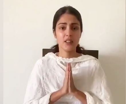 सुशांत मामला : एनसीबी के सामने पेश हुईं रिया, लटकी रही गिरफ्तारी की तलवार 