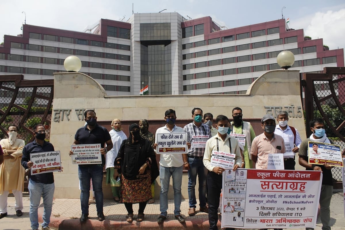 दिल्लीः स्कूल फीस के खिलाफ अभिभावकों का सत्याग्रह, केजरीवाल सरकार से लगाई कटौती की गुहार