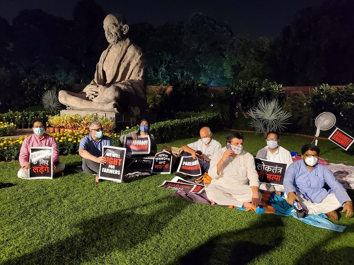 रात भर धरने पर रहेंगे निलंबित विपक्षी सांसद, आजाद ने कहा- जिन्होंने नियम याद दिलाया, उन्हें ही बाहर कर दिया