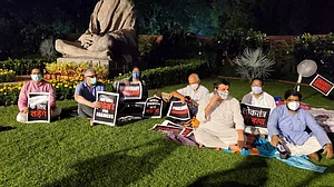 रात भर धरने पर रहेंगे निलंबित विपक्षी सांसद, आजाद ने कहा- जिन्होंने नियम याद दिलाया, उन्हें ही बाहर कर दिया