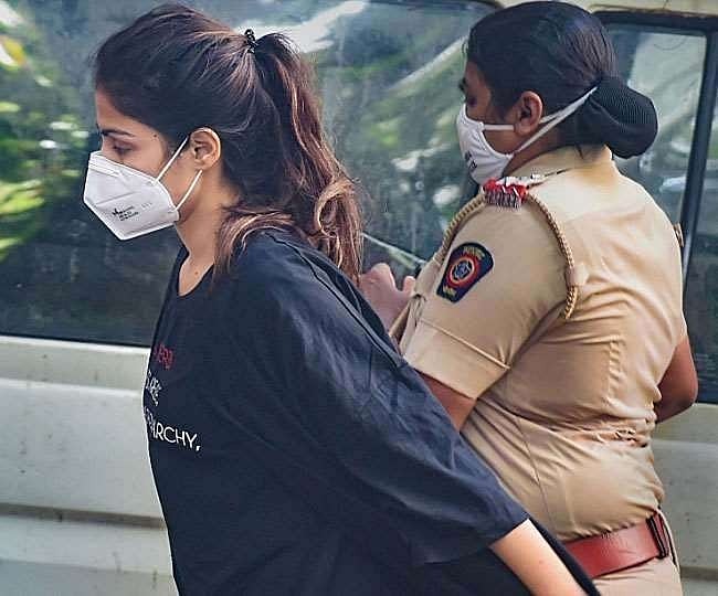रिया चक्रवर्ती ने दावा किया, बयान देने के लिए हिरासत के दौरान किया गया मजबूर