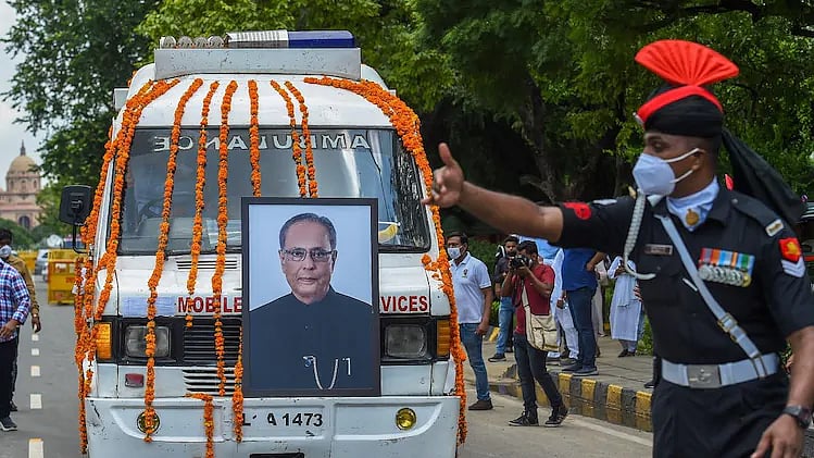 पूर्व राष्ट्रपति प्रणब मुखर्जी पंचतत्व में विलीन, कृतज्ञ राष्ट्र ने नम आंखों से दी अंतिम विदाई