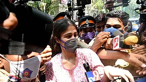 सुशांत केस: रिया ने NCB की पूछताछ में कबूली ये बड़ी बात, 6 घंटे तक दागे गए सवाल, कल फिर बुलाया