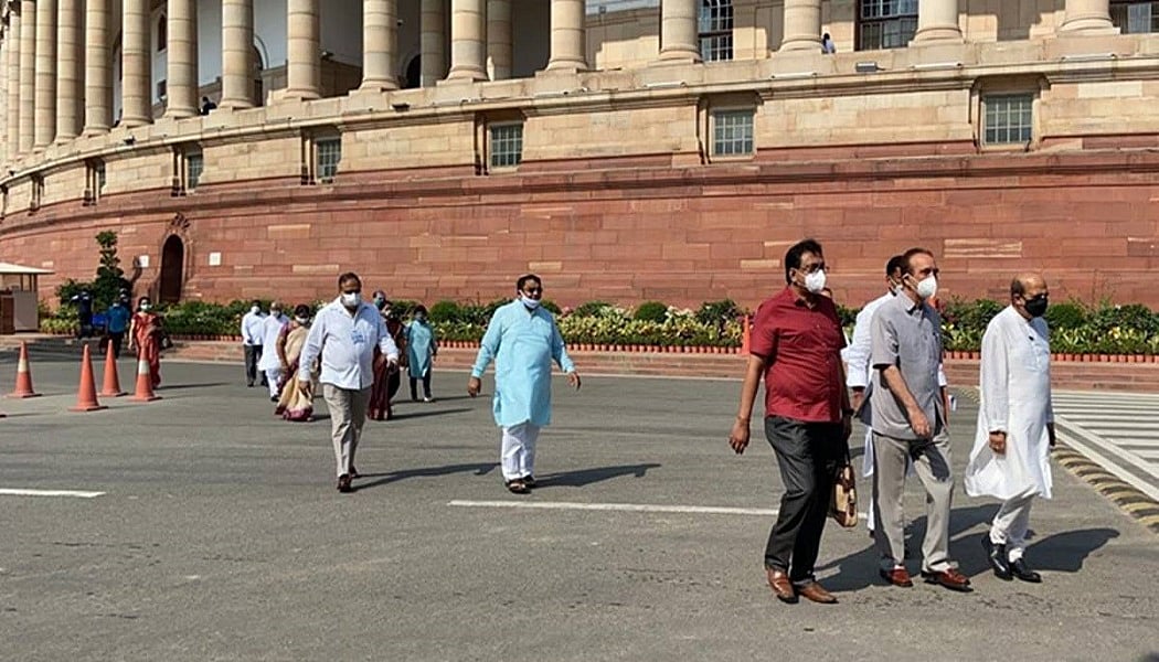 नवजीवन बुलेटिन: विपक्ष का राज्यसभा के सत्र के बहिष्कार का ऐलान और किसान बिल को लेकर राहुल का PM पर हमला