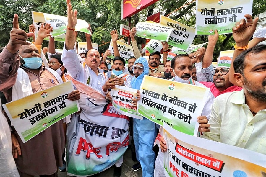 उत्तर प्रदेश में पीपीई किट घोटाले के खिलाफ कांग्रेस का प्रदर्शन, योगी पर लगाया आपदा को ‘अवसर’ बनाने का आरोप