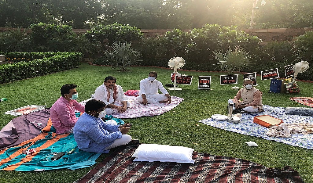 संसद परिसर में रातभर जारी रहा निलंबित सांसदों का धरना, सुबह चाय लेकर मिलने पहुंचे उपसभापति