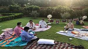 संसद परिसर में रातभर जारी रहा निलंबित सांसदों का धरना, सुबह चाय लेकर मिलने पहुंचे उपसभापति