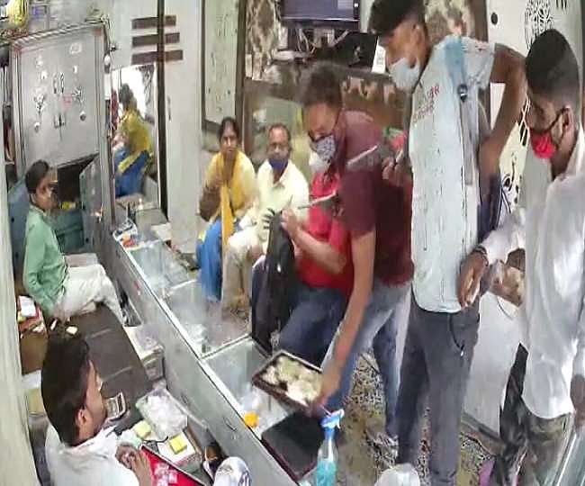 अलीगढ़ में दिनदहाड़े ज्वैलरी शॉप पर लाखों की लूट, फिल्मी अंदाज़ में लूट को दिया अंजाम, देखें वीडियो