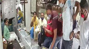 अलीगढ़ में दिनदहाड़े ज्वैलरी शॉप पर लाखों की लूट, फिल्मी अंदाज़ में लूट को दिया अंजाम, देखें वीडियो