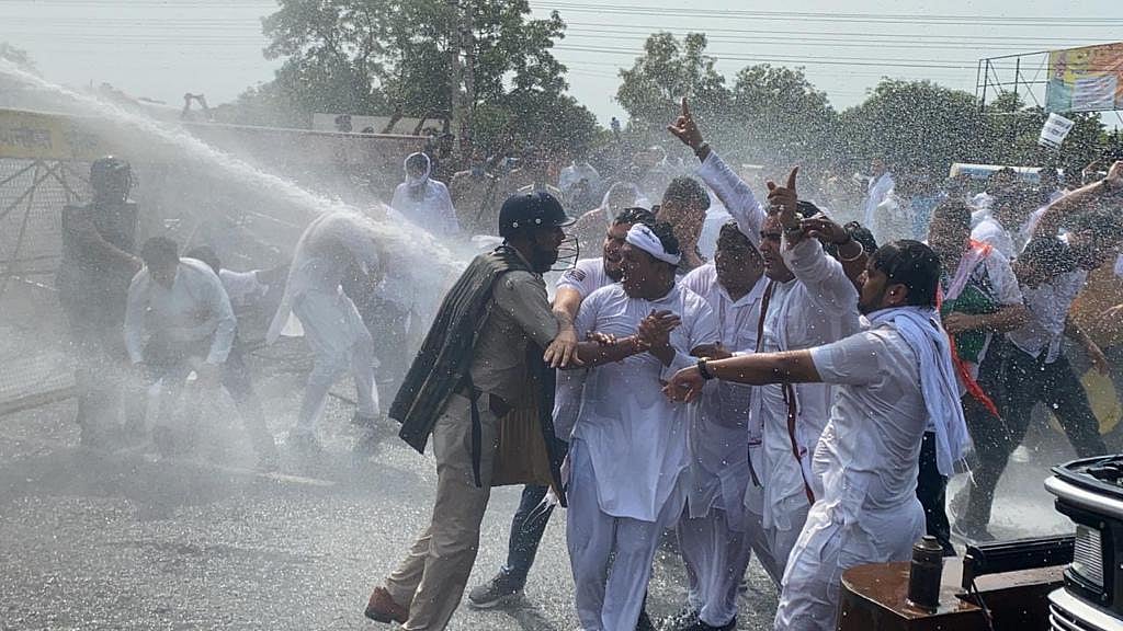 कृषि बिलों के खिलाफ यूथ कांग्रेस ने किया पानीपत से दिल्ली कूच, पुलिस ने दागे आंसू गैस के गोले, कई गिरफ्तार