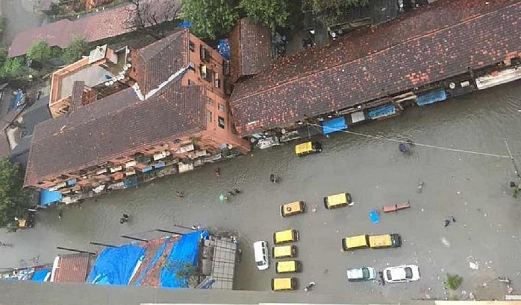 मूसलाधार बारिश से मुंबई बेहाल, सड़क से लेकर रेलवे ट्रैक तक जलजमाव, निजी और सरकारी संस्थानों में छुट्टी घोषित