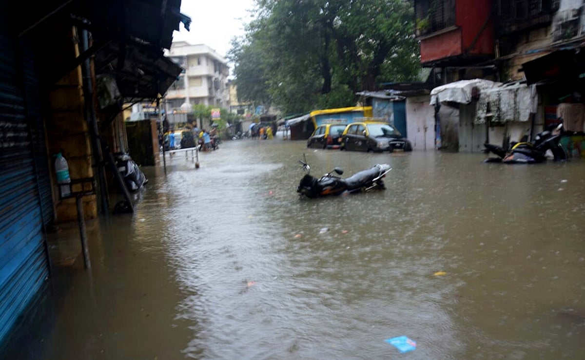 मुंबई में मूसलाधार बारिश से थमी जिंदगी, सड़क और रेल यातायात बाधित, दर्ज हुई 36 सेंटीमीटर बारिश