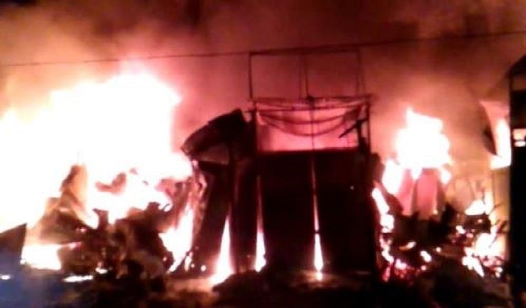 उत्तर प्रदेश के बरेली में आग का तांडव, 25 दुकानें जलकर राख, करोड़ों रुपये का माल स्वाहा!