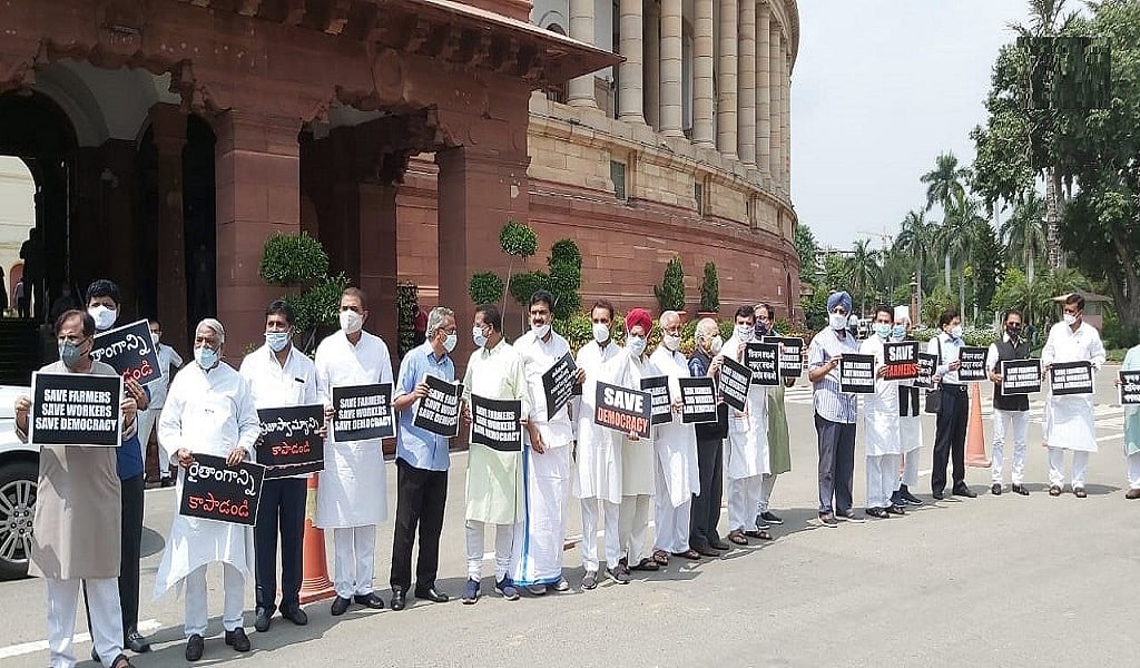 सड़क से संसद तक किसान बिल पर संग्राम, विपक्षी दलों ने संसद परिसर में गांधी से अंबेडकर प्रतिमा तक निकाला मार्च