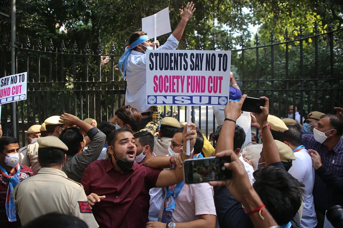DU में छात्र समाज कोष से शिक्षकों और कर्मचारियों को वेतन देने का विरोध, NSUI ने किया प्रदर्शन