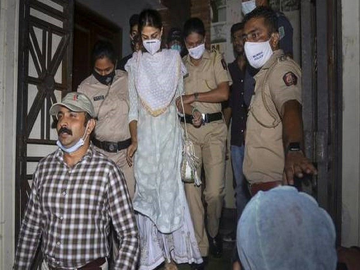 28 दिन बाद जेल से बाहर आईं रिया चक्रवर्ती, सुशांत के परिवार के वकील ने CBI को चिट्ठी लिख की नई फोरेंसिक टीम की मांग