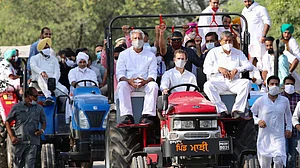 जब ‘खेती बचाओ यात्रा’ में राहुल गांधी ने खुद चलाया ट्रैक्टर, देखें वीडियो, कार्यकर्ताओं में कैसे दिखा उत्साह