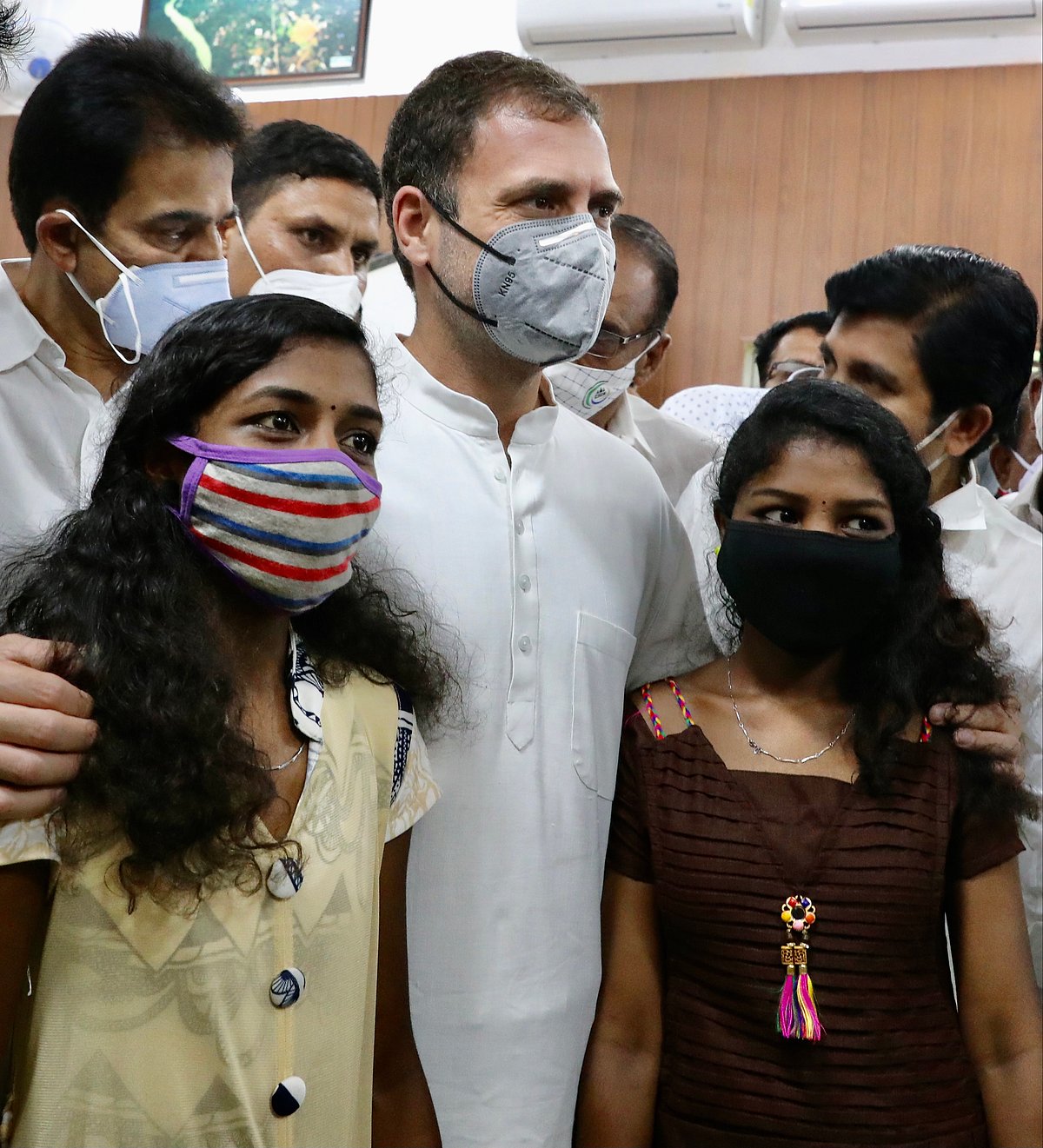 राहुल गांधी ने निभाया वादा, भूस्खलन में सबकुछ गंवा चुकी छात्राओं को सौंपी नए घर की चाबी