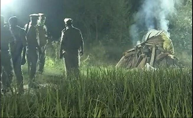 आधी रात हाथरस की पीड़िता को जलाने वाली यूपी पुलिस का दावा- रिपोर्ट में दुष्कर्म की पुष्टि नहीं