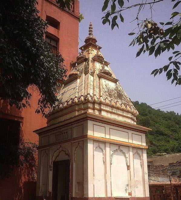 दुनिया की 5 बड़ी खबरें: फ्रांस में चर्च पर हमला, महिला का सिर कलम किया और जो बाइडेन ने डाला शुरुआती वोट