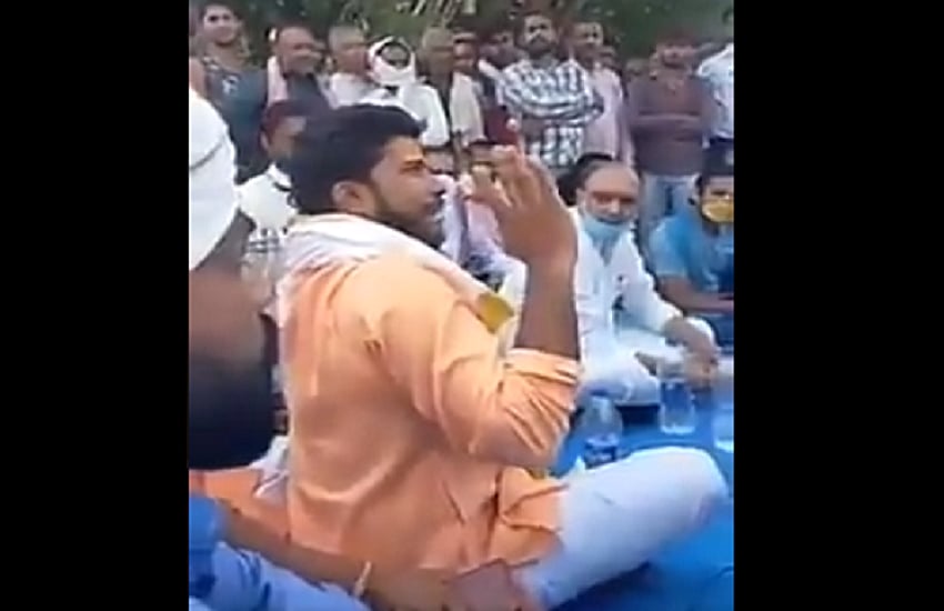 हाथरस कांड को जातीय रंग देने की साजिश, आरोपियों के पक्ष में ठाकुरों ने की पंचायत, हर लड़ाई लड़ने का ऐलान