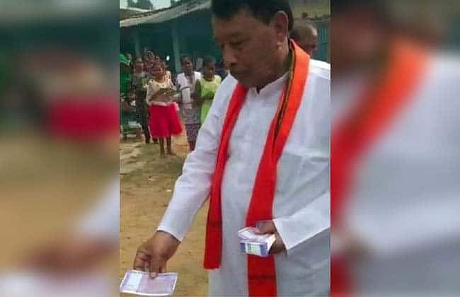मध्य प्रदेश के मंत्री का वोटरों को नोट बांटते वीडियो वारयरल, वहीं बीजेपी उम्मीदवार ने मांगा कांग्रेस के लिए वोट