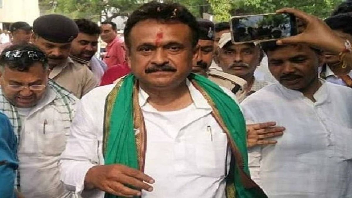 बिहार चुनाव: JDU नेता चंद्रिका राय की चुनावी सभा में गिरा मंच, कई नेताओं को आईं चोटें, देखें वीडियो
