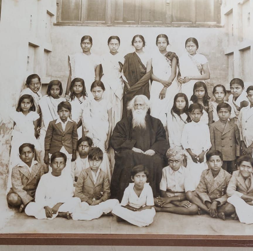 शांति निकेतन में शिवानी जी, गुरुदेव रवींद्रनाथ टैगोर के एकदम पीछे काली साड़ी में