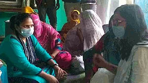 हाथरस पीड़िता के घर मिली संदिग्ध महिला पेशे से डॉक्टर निकली, इससे पहले ‘आगरा’ में खुद को ‘मौसी’ बताया था