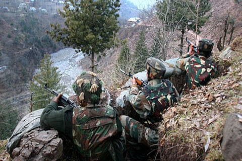 जम्मू-कश्मीर में LoC पर पाकिस्तानी गोलाबारी में तीन जवान शहीद, 5 घायल, तनाव बढ़ा, हाई अलर्ट घोषित