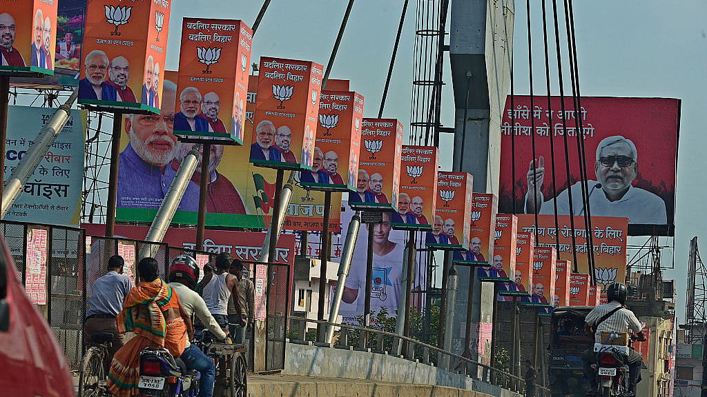 2015 चुनाव के दौरान बिहार की सड़कों पर लगे पोस्टर (फोटो : Getty Images)