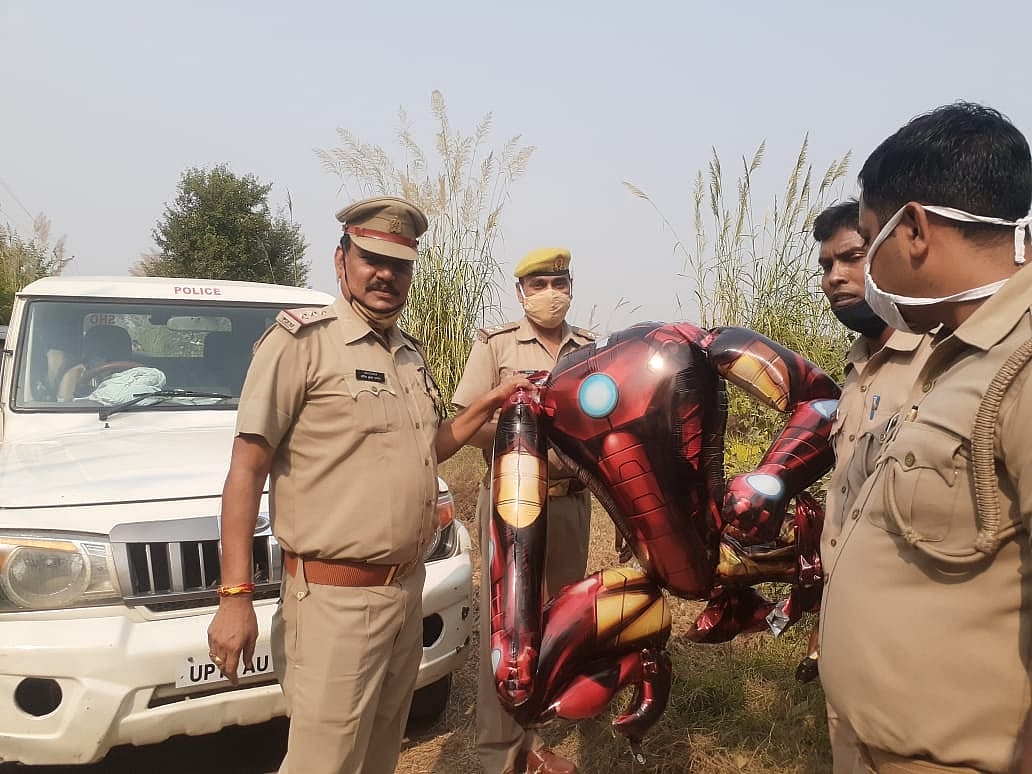 ग्रेटर नोएडा के आसमान में दिखा ‘आयरन मैन’, लोगों के उड़े होश, पुलिस जांच में निकला गुब्बारा