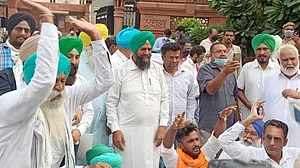 कृषि कानूनों पर बैठक में मंत्री के नहीं रहने से भड़के किसान नेता, धोखा देने का आरोप लगाते हुए किया बहिष्कार