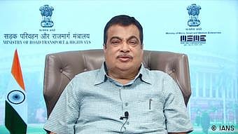 अर्थतंत्र की खबरें: दोपहिया वाहनों पर टोल लगने की रिपोर्ट का गडकरी ने किया खंडन और सस्ते में सोना खरीदने का मौका