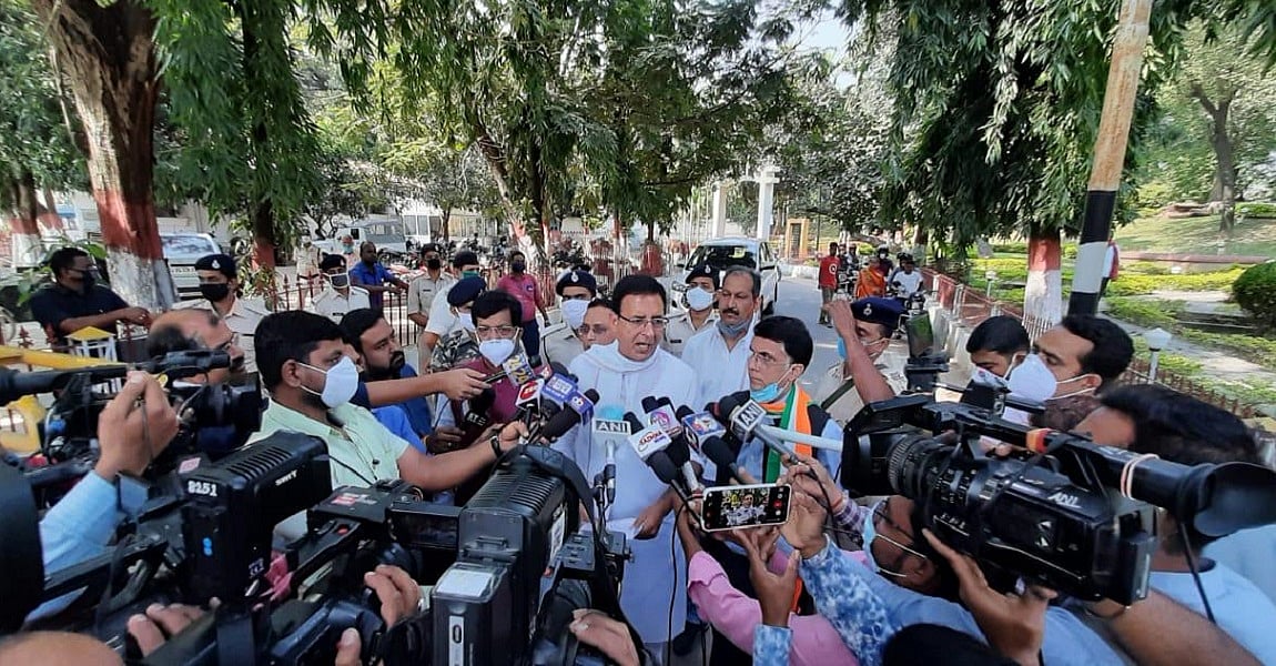 बिहार चुनावः मुंगेर हिंसा के खिलाफ कांग्रेस नेता राज्यपाल से मिले, नीतीश-बीजेपी सरकार को बर्खास्त करने की मांग