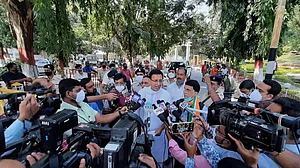 बिहार चुनावः मुंगेर हिंसा के खिलाफ कांग्रेस नेता राज्यपाल से मिले, नीतीश-बीजेपी सरकार को बर्खास्त करने की मांग
